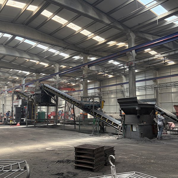 Producción industrial de fundición de metales en la fundición Bordomet en Turquía